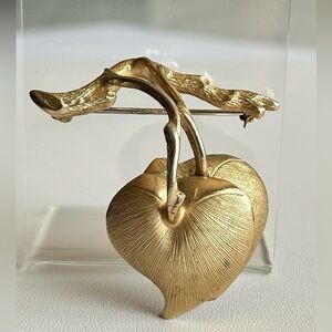 Giovanni gold tone leaf brooch